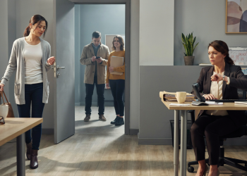 Boss Gets Frustrated After Assistant Is Late Every Day, but Employees Debate If She’s Too Strict