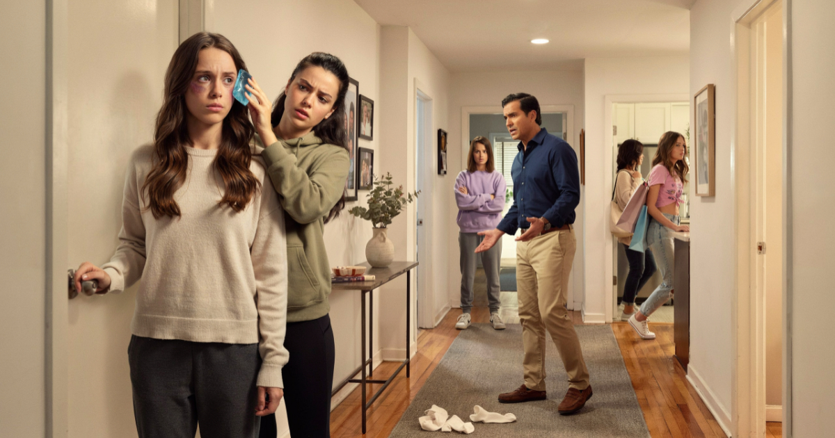 Sister Attacked Her Over Socks, But Their Dad Still Told Her To Be The Role Model Sister Attacked Her Over Socks, But Their Dad Still Told Her To Be The Role Model