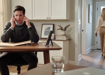 Husband Discovers Wife’s Ongoing Affair and Watches Her Leave for Another Secret Meeting