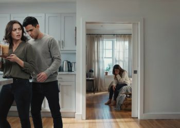 Woman Opens Her Home to Heartbroken Friend, Who Then Kisses Her Boyfriend Woman Opens Her Home to Heartbroken Friend, Who Then Kisses Her Boyfriend