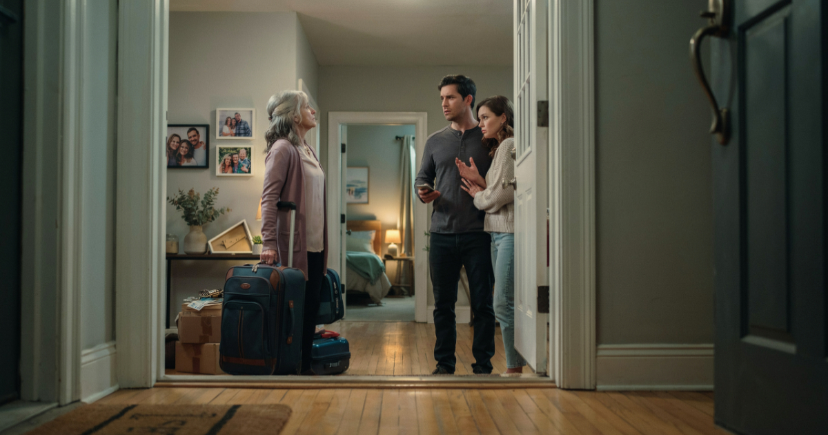Man Refuses To Let His Divorced Mom Move In After Her Last “Two-Week” Stay Lasted Four Months
