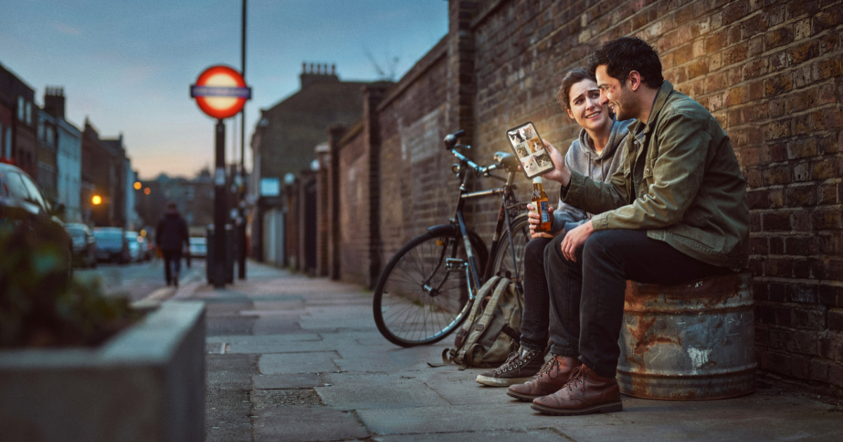 Stranger Sees Someone Crying After A Terrible Day, Then Pulls Two Beers From His Backpack