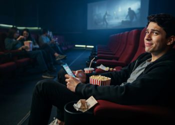 Woman Leaves Her Hinge Date Mid-Movie, And He Finishes The Horror Film Alone