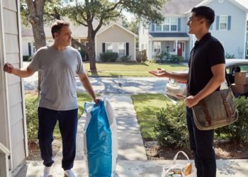 Walmart Shopper Refuses To Tip Surprise Delivery Driver After A 48-Pound Cat Litter Drop-Off