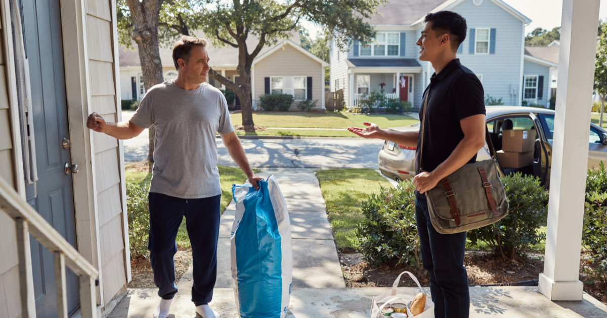 Walmart Shopper Refuses To Tip Surprise Delivery Driver After A 48-Pound Cat Litter Drop-Off