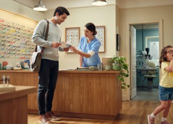 Dad Can’t Afford Daughter’s Eye Exam, Then Receptionist Quietly Slips Him The Prescription