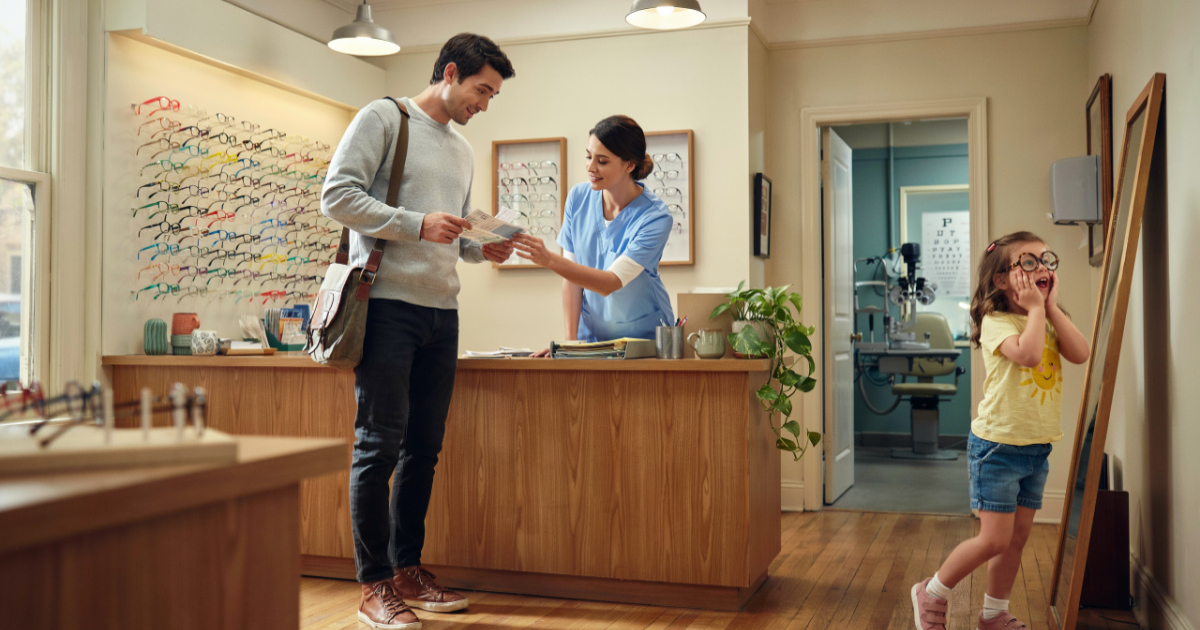 Dad Can’t Afford Daughter’s Eye Exam, Then Receptionist Quietly Slips Him The Prescription