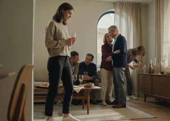 Woman Refuses To Pretend Her Uncle’s Year-Long Cold Shoulder Never Happened Woman Refuses To Pretend Her Uncle’s Year-Long Cold Shoulder Never Happened