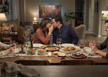 Couple Keeps Inviting Friends to Elaborate Dinners, but Their Guests Barely Talk to Them Couple Keeps Inviting Friends to Elaborate Dinners, but Their Guests Barely Talk to Them