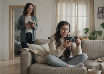 Mom Accidentally Heard Her “Too Cool” Teen Daughter Freaking Out Over A Movie And Loved It