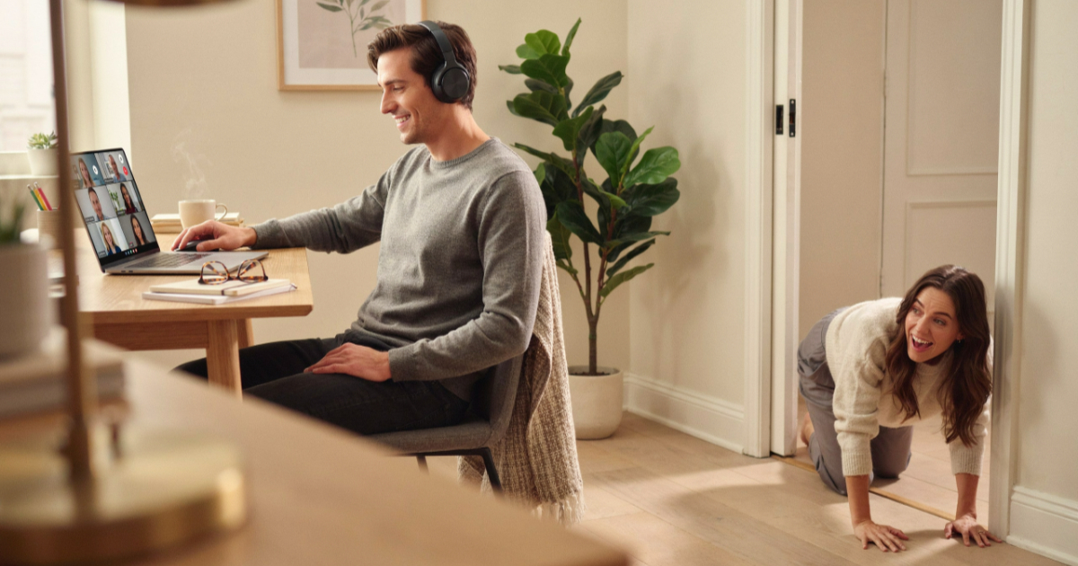 Wife Crawls Into Video Meeting, But Husband Turns Awkward Moment Into Comedy Gold Wife Crawls Into Video Meeting, But Husband Turns Awkward Moment Into Comedy Gold