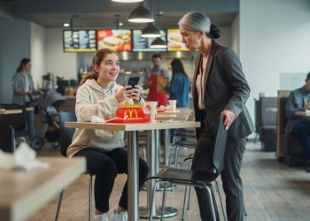 Teen Girl Gets Shamed for Eating a Happy Meal, Then Gives Stranger a Reality Check Teen Girl Gets Shamed for Eating a Happy Meal, Then Gives Stranger a Reality Check