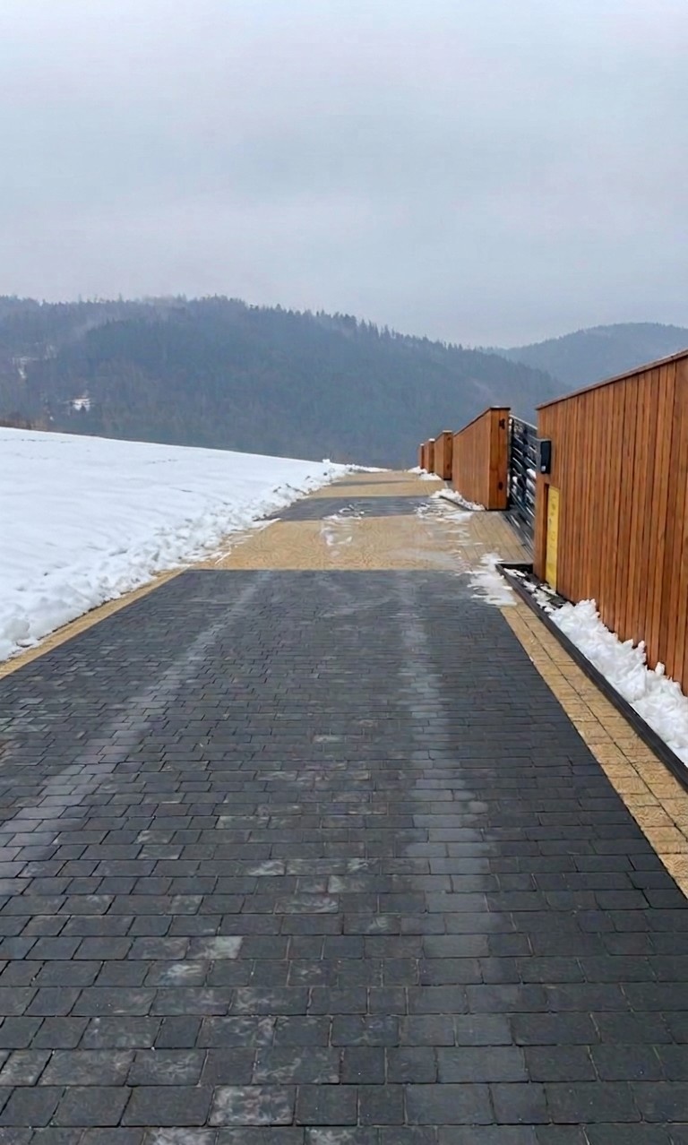 Neighbor Wakes Entire Family at 6 A.M. Over an “Impassable” Road Nobody Can Find