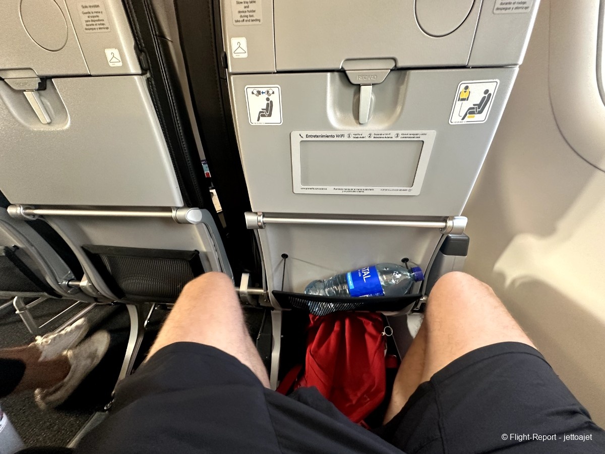 Pregnant Passenger Gives Up Her Seat, Then Watches Her Rowmate Break the Seat in Front