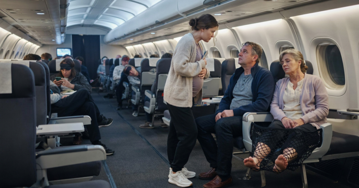 Pregnant Passenger Gives Up Her Seat, Then Watches Her Rowmate Break the Seat in Front
