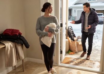 New Mom Refuses To Shovel Snow Days After Birth, And Reddit Immediately Spots The Chaos