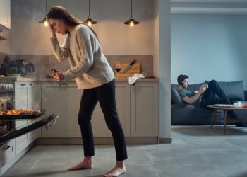 Woman’s Fiancé Burns Her Dinner for Pizza Rolls, Says “Sorry,” Then Goes Straight Back to Gaming