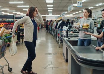 Woman Ignores the 12-Item Express Rule, Then Cashier Starts Serving Everyone Around Her Woman Ignores the 12-Item Express Rule, Then Cashier Starts Serving Everyone Around Her