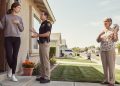 Neighbor Gets Woman’s Credit Card by Mistake, Calls 911 Instead of Walking Across the Street Neighbor Gets Woman’s Credit Card by Mistake, Calls 911 Instead of Walking Across the Street
