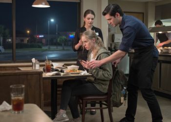 Server Flirts With Solo Traveler, Then Starts Acting Like Her Boyfriend Before Dinner Even Ends Server Flirts With Solo Traveler, Then Starts Acting Like Her Boyfriend Before Dinner Even Ends