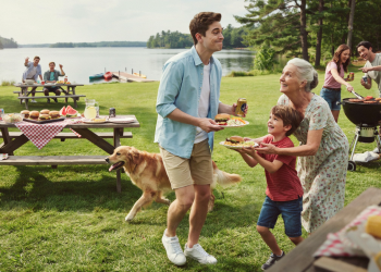 Man Accidentally Crashes Stranger’s BBQ, Then Becomes Their Favorite “Family Member” Man Accidentally Crashes Stranger’s BBQ, Then Becomes Their Favorite “Family Member”