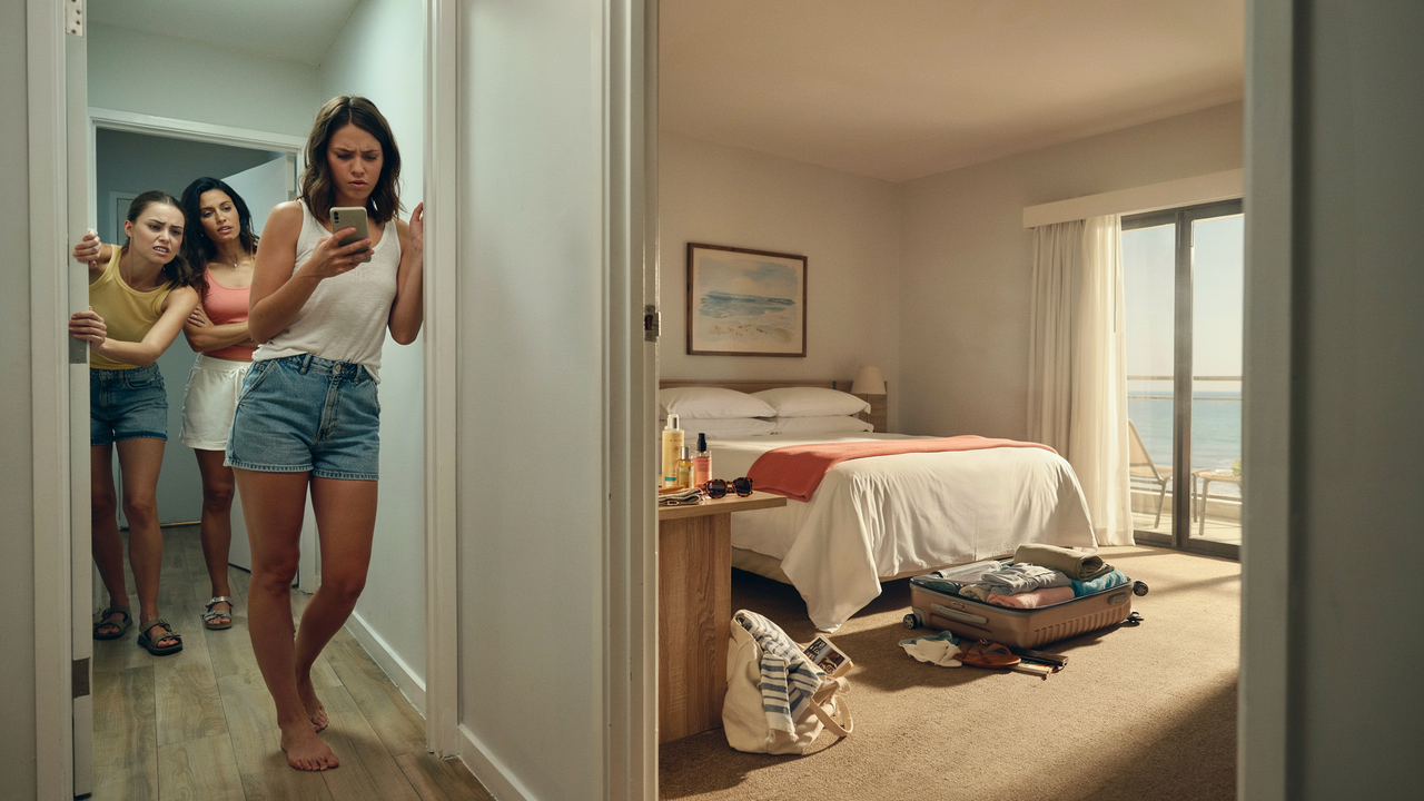 Woman Books Her Own Beach Room for Space, Then Friends Bring a Surprise Guest and Demand Her Bed