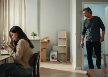 Mother Accuses Daughter of Crossing Boundaries With Dad, But Everyone Thinks She Went Too Far