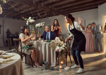 Wedding Guests Dismantle the Decorations Before the Reception, Leaving the Planner in Tears