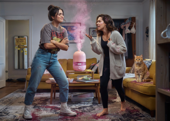 Woman Glitter-Bombs Roommate’s Humidifier After She Keeps Stealing Clothes, and Chaos Fills the Apartment