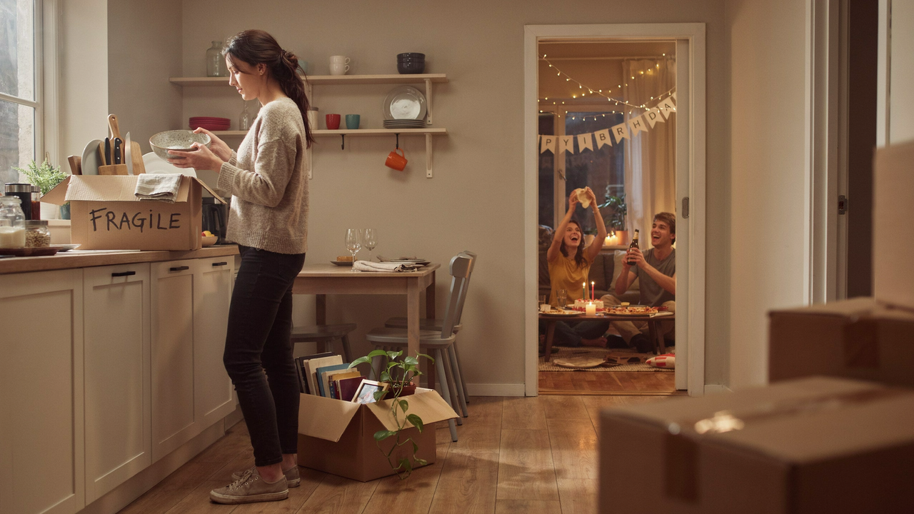 Woman’s Roommates Exclude Her From Birthday Party, So She Quietly Takes Back Everything She Owns