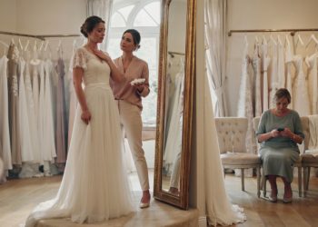 Bride Waits for Mom and Sister Before Dress Appointment, Then Finally Leaves Without Them