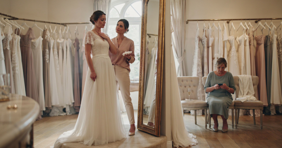 Bride Waits for Mom and Sister Before Dress Appointment, Then Finally Leaves Without Them