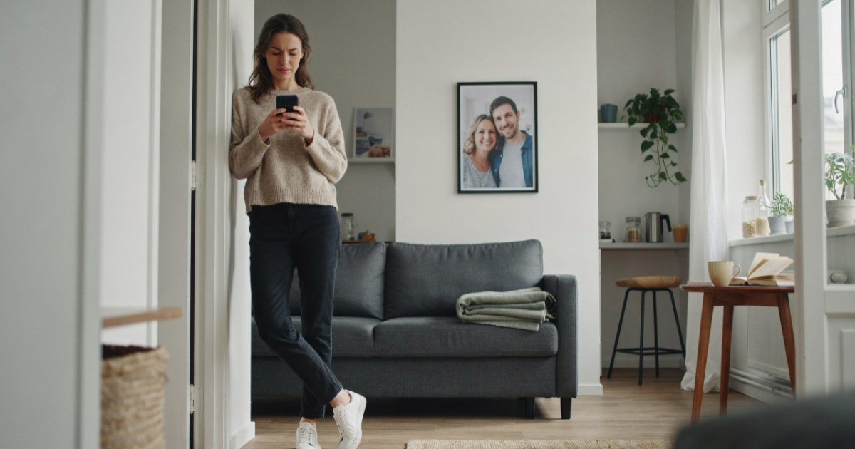Woman Refuses to Let Her Mom and Favored Brother Use Her Flat as a Free Overnight Stop