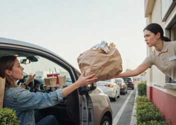 Customer Gets a Family-Sized McDonald’s Order by Mistake and Keeps It After the Employee Treats Her Rudely