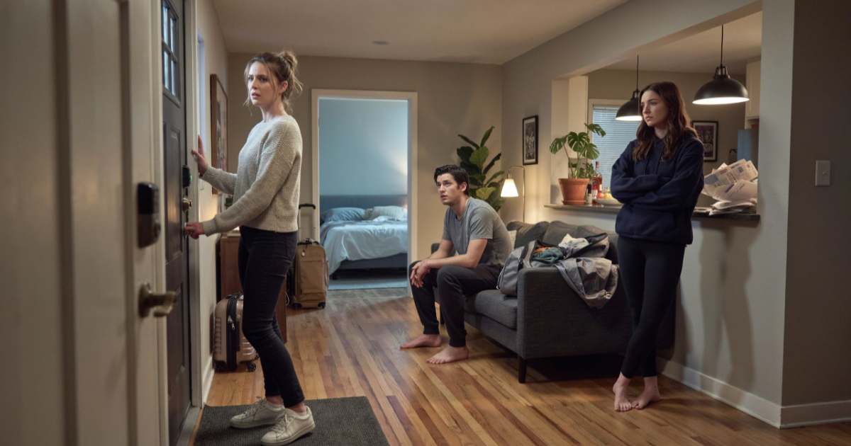 Sister Uses Her Code to Stay at Her Apartment, Then Gets Kicked Out at 11 PM