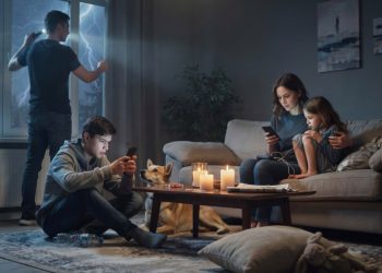 Woman Refuses To Share Her Emergency Powerbank After Family Ignores Her Warnings