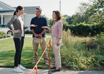 Neighbor Assumes She Can Use Another Woman’s Yard For Three Weeks Without Asking