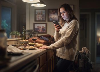 Woman Finds Husband’s Secret Phone And Realizes His Affair Changed Her Biggest Career Decision